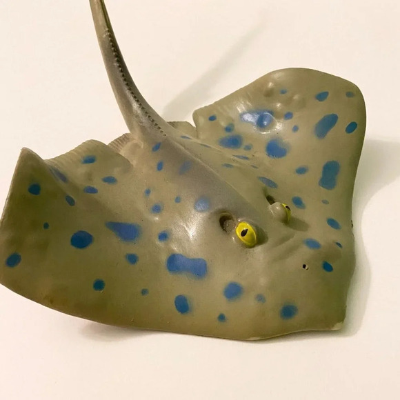 Vintage Rubber Sting Ray Manta Ray Figure 15 Inch Long Toy - Picture 9 of 11
